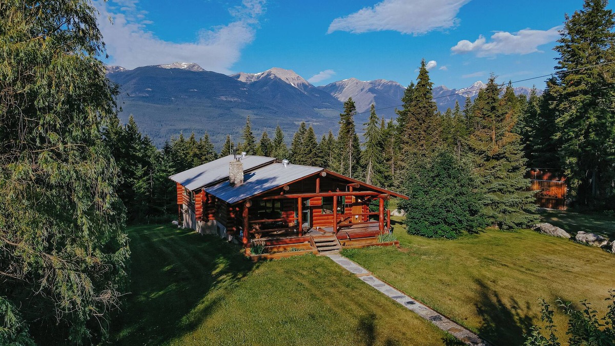 Golden Ski Chalet | Family oriented escape to the mountains 🏔️