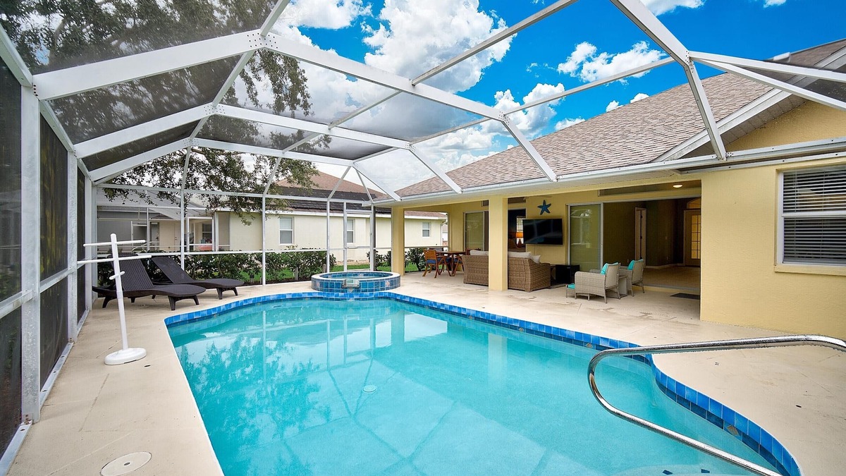 Long Meadow House | Family Paradise: Spa & Heated Pool w Outdoor TV