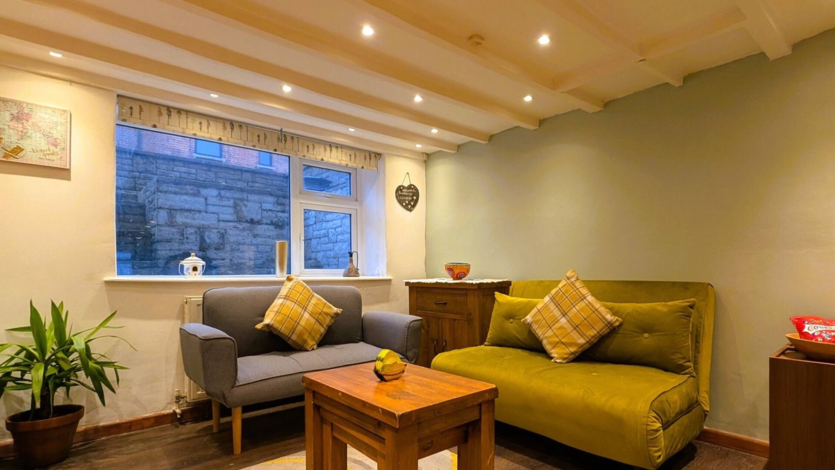 Chipping Norton Cottage | Family/pet friendly stone cottage, own parking & EV charger -Buttercup