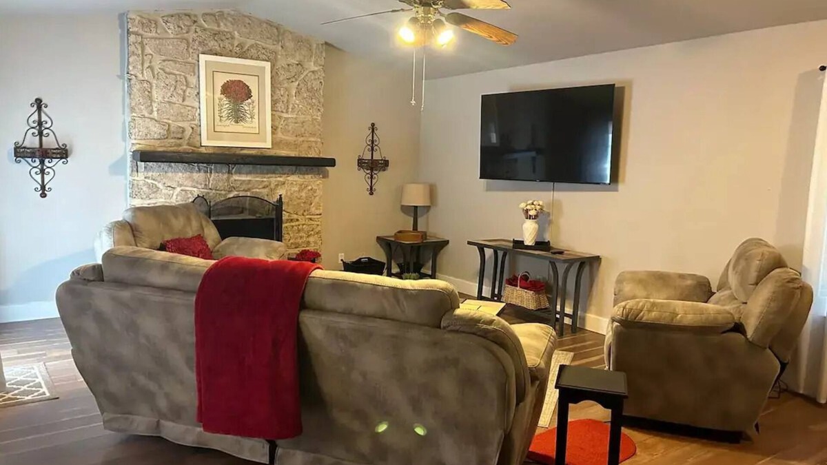 Broken Arrow House | Family & Pet Friendly Broken Arrow Getaway