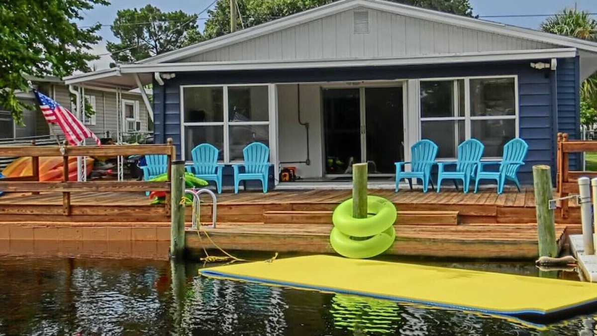 Weeki Wachee Gardens House | Family & Pet-Friendly River Escape w/Kayaks, Manatees & Outdoor Fun!