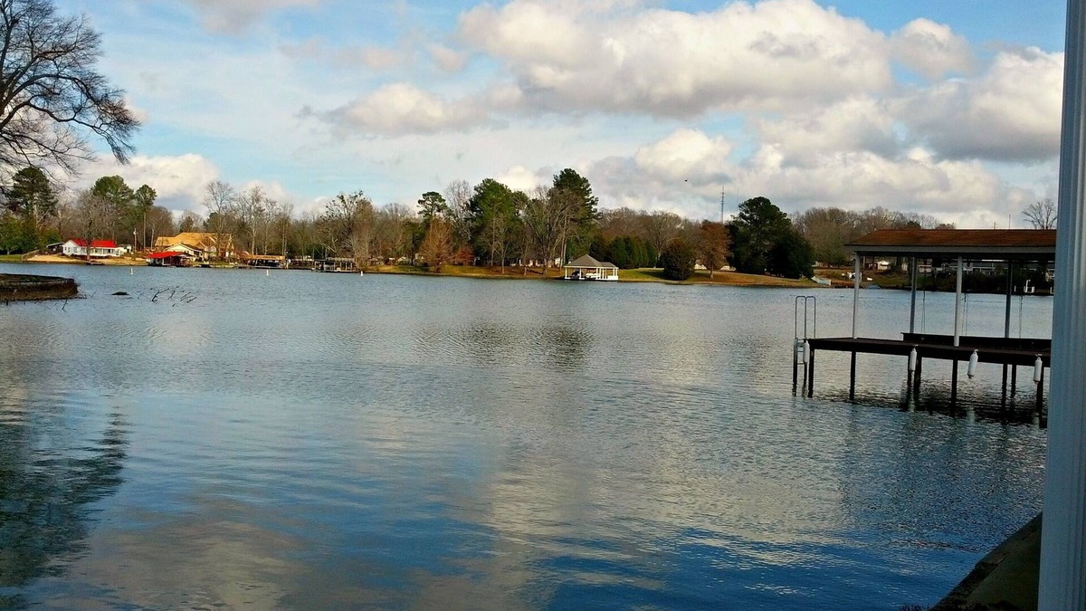 Florence House | Family & Pet Friendly 2500 sq ft home-Minutes from town on Wilson Lake, Alabama!