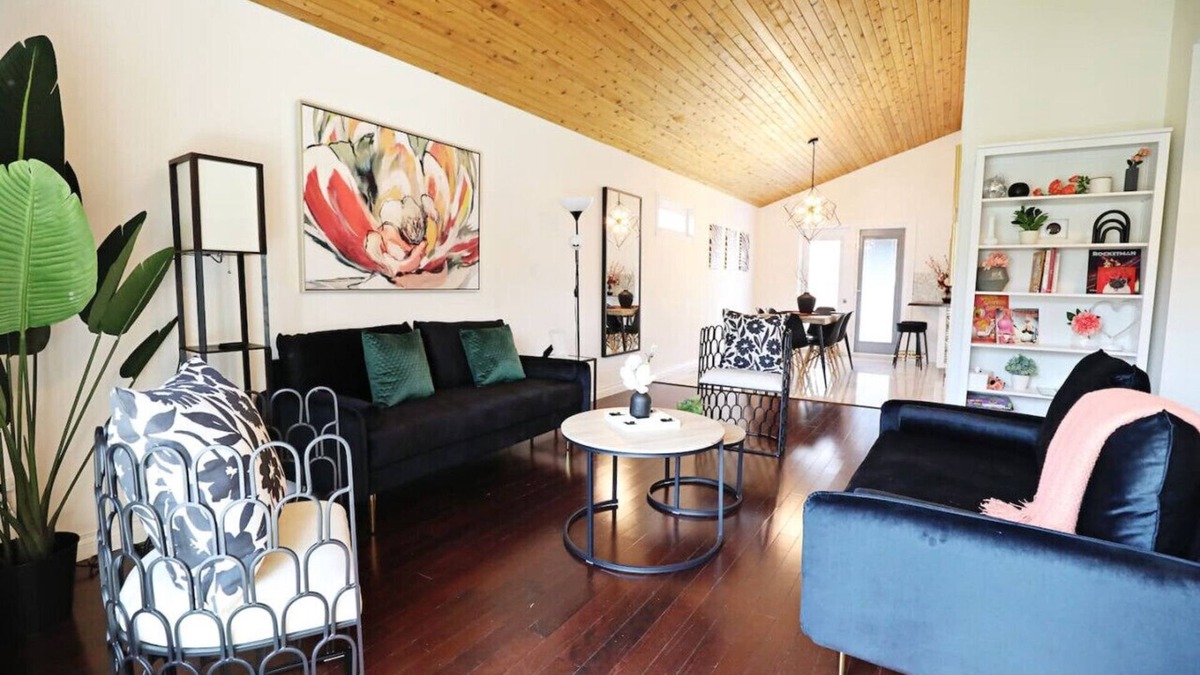 West Edmonton House | Family & Pet Friendly | A/C | Disney+ | Near WEM