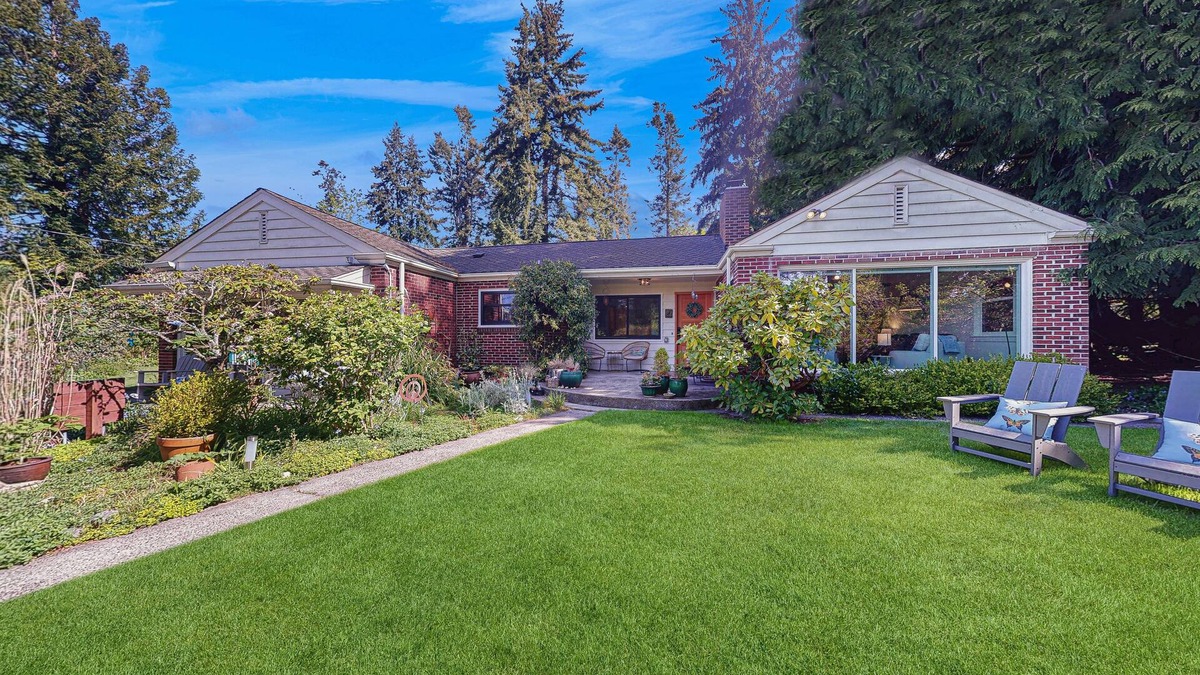 Freeland House | Family/Pet friendly escape with expansive lawn, near Robinson Beach
