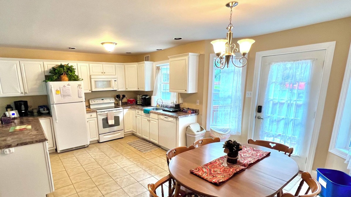 Ransom House | Family & pet-friendly, peaceful rural escape with a heated pool. Hiking nearby.