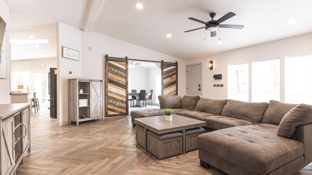 Pinetop-Lakeside Ski Chalet | Family & Pet Friendly! Playground, Gym & More! Near Lakes & Skiing!