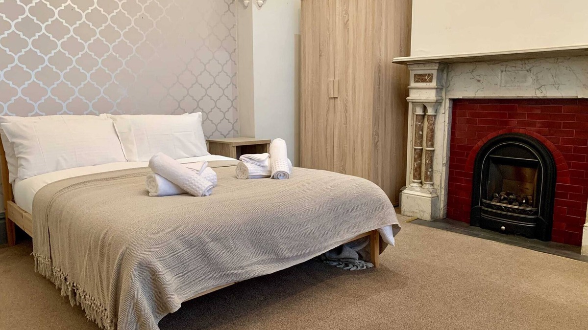 Willenhall House | Family-Ready 6BR House Near City and Stadiums