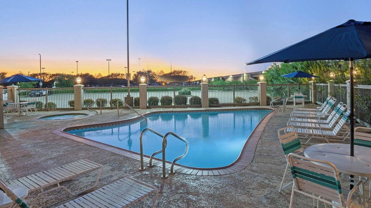 Westchase Hotel | Family Ready Rooms But in a Budget with Pool | Access to Chinatown | 2 Rooms