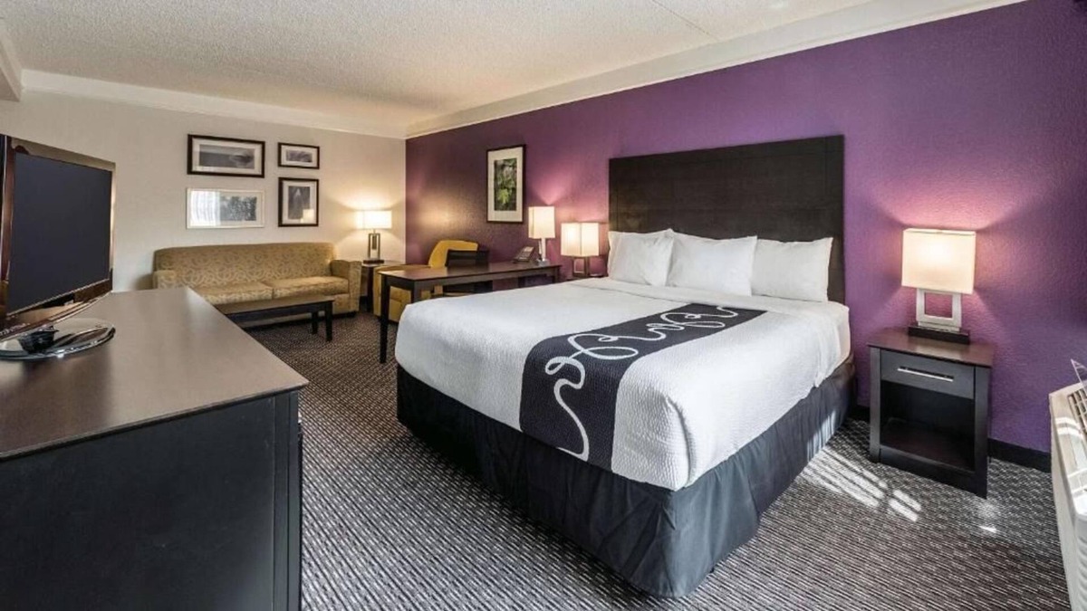 Arsenal House | Family Retreat! 4 Pet-Friendly Units, Pool, FREE Breakfast & FREE Parking!