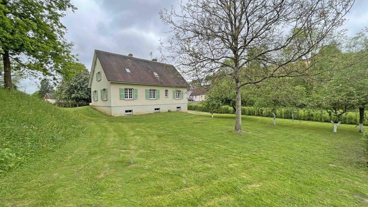 Longny-au-Perche Cottage | Family Retreat with Large Garden, Garage & All Amenities in Longny au Perche