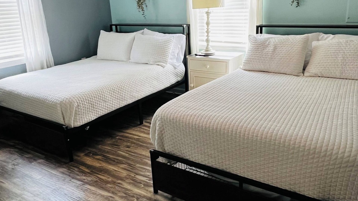 Pine Forest House | Family Retreat l Fenced yard I Outdoor Grill & Games I Near Ft Bragg