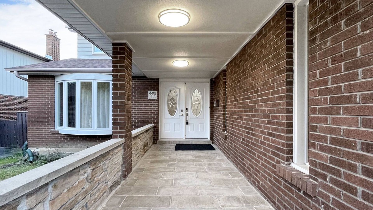 L'Amoreaux House | Family Retreat: Scarborough Gem
