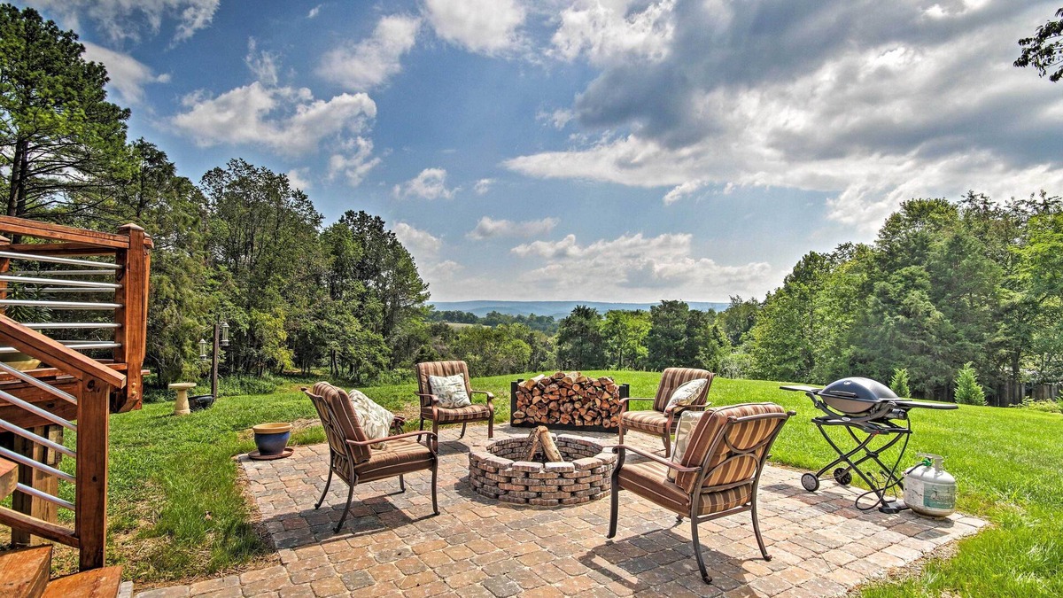 Berryville House | Family Retreat w/Deck Near Appalachian Trail!