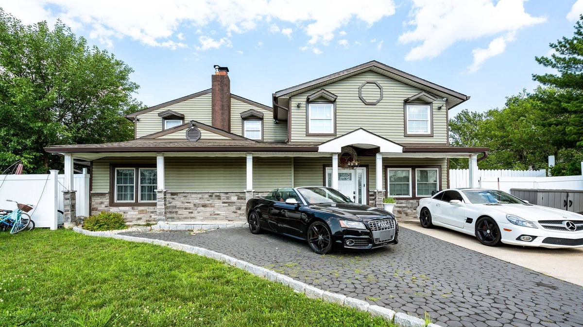 Levittown House | Family retreat w/ resort style pool w/ hot tub/playground & more by Sesame Place