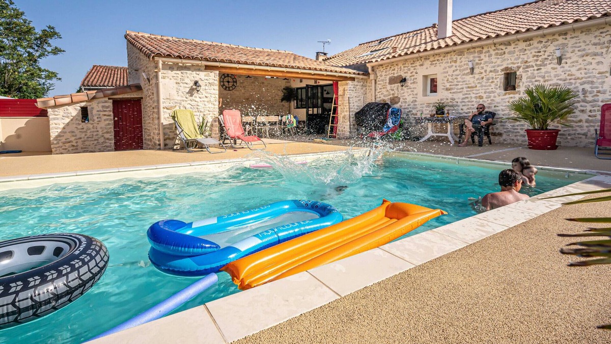 L'Hermenault Cottage | Family Retreat with Heated Pool, Near Puy du Fou & La Rochelle, Sleeps 14