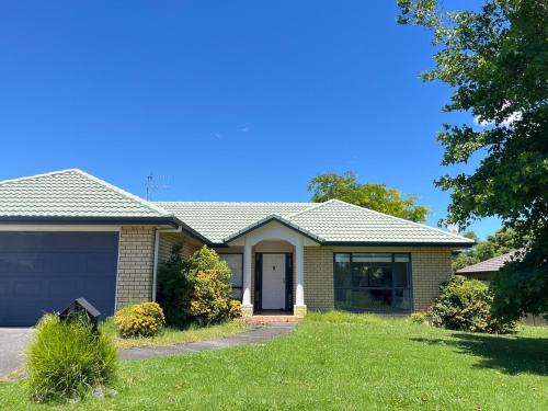 East Tamaki House | Family Retreat with Playground Views in East Tamaki