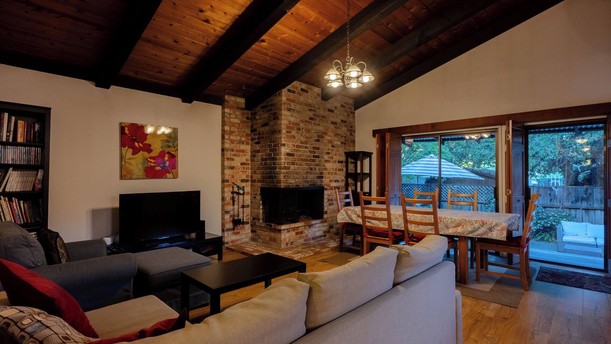 Boyes Hot Springs House | Family Retreat & Workspace! Near 30+ vineyards and Plaza! Parking. WiFi.