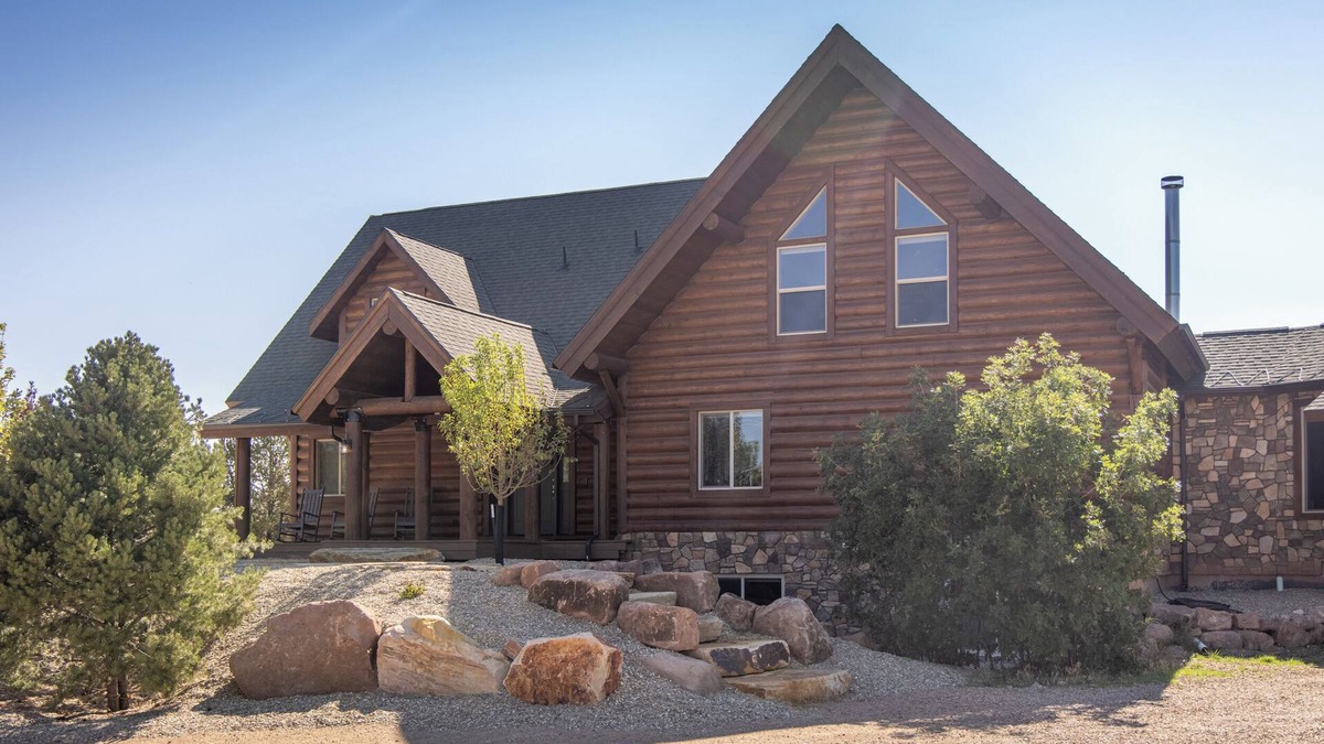 Fruitland House | Family Reunion Lodge Sleeps 22 with Pickleball, Ziplines, Firepit+ 90 min to SLC