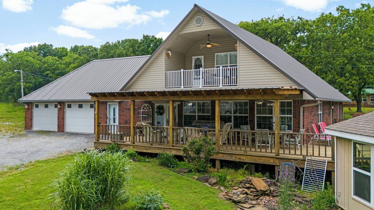 Mayes County House | Family reunions, Large families. Plenty of room. On beautiful Lake Hudson