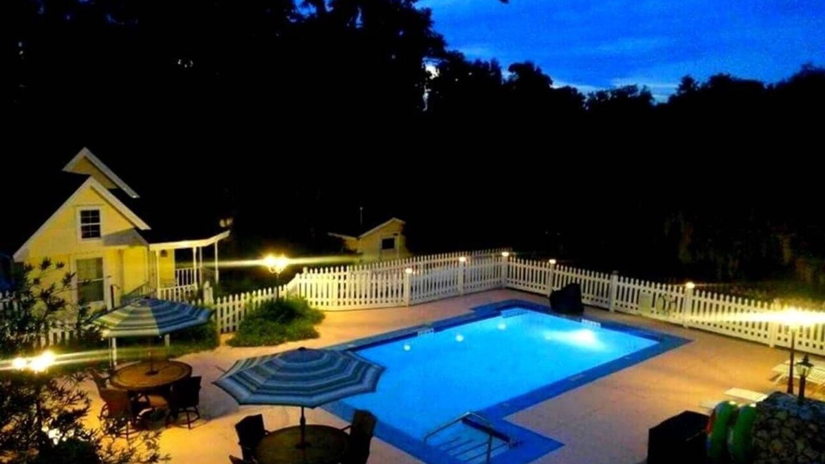 Weirsdale House | FAMILY REUNIONS LOVE US. -5 miles to The Villages POOL HOT TUB SLEEPS UP TO 20