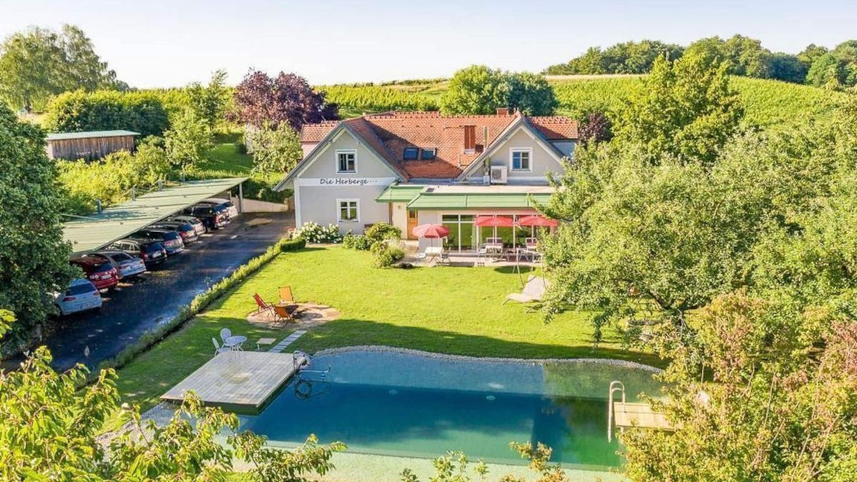 Loipersdorf bei Fuerstenfeld Bed & Breakfast | Family room, bathroom, WC, garden side - Die Herberge