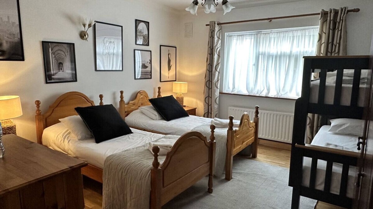 Malahide House | Family room (en-suite) in a cozy Guest House, beside pretty Malahide Village, Castle and near Dublin Airport