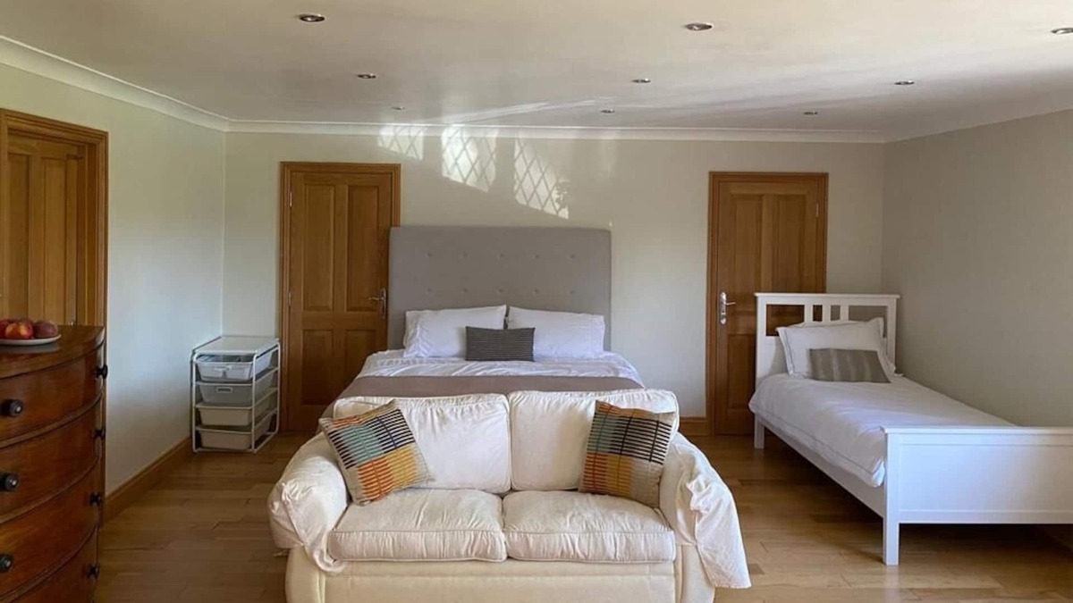 Great Hallingbury Apartment | Family Room with Shared Bathroom: