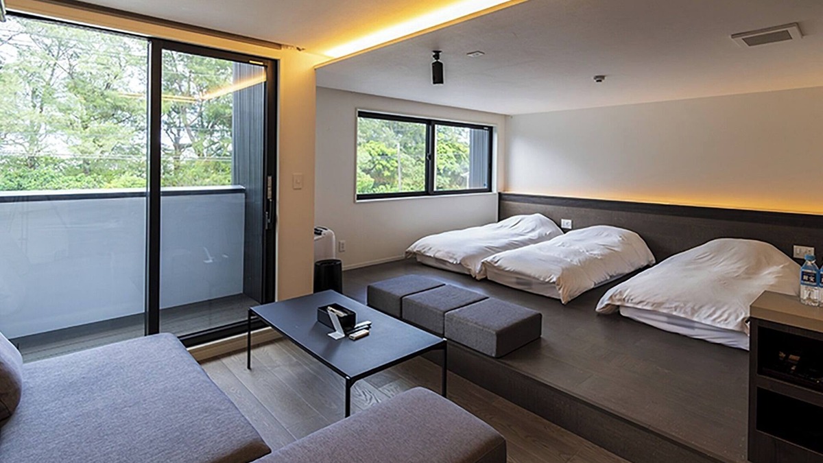 Akaogi Hotel | Family room modern kitchen with stove/Oshimagun Kagoshima