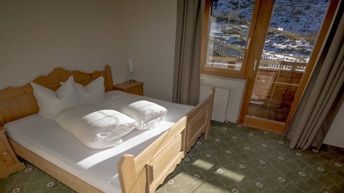 Mandarfen Apartment | Family room, shower or bath, toilet - Landhaus Edelweiß
