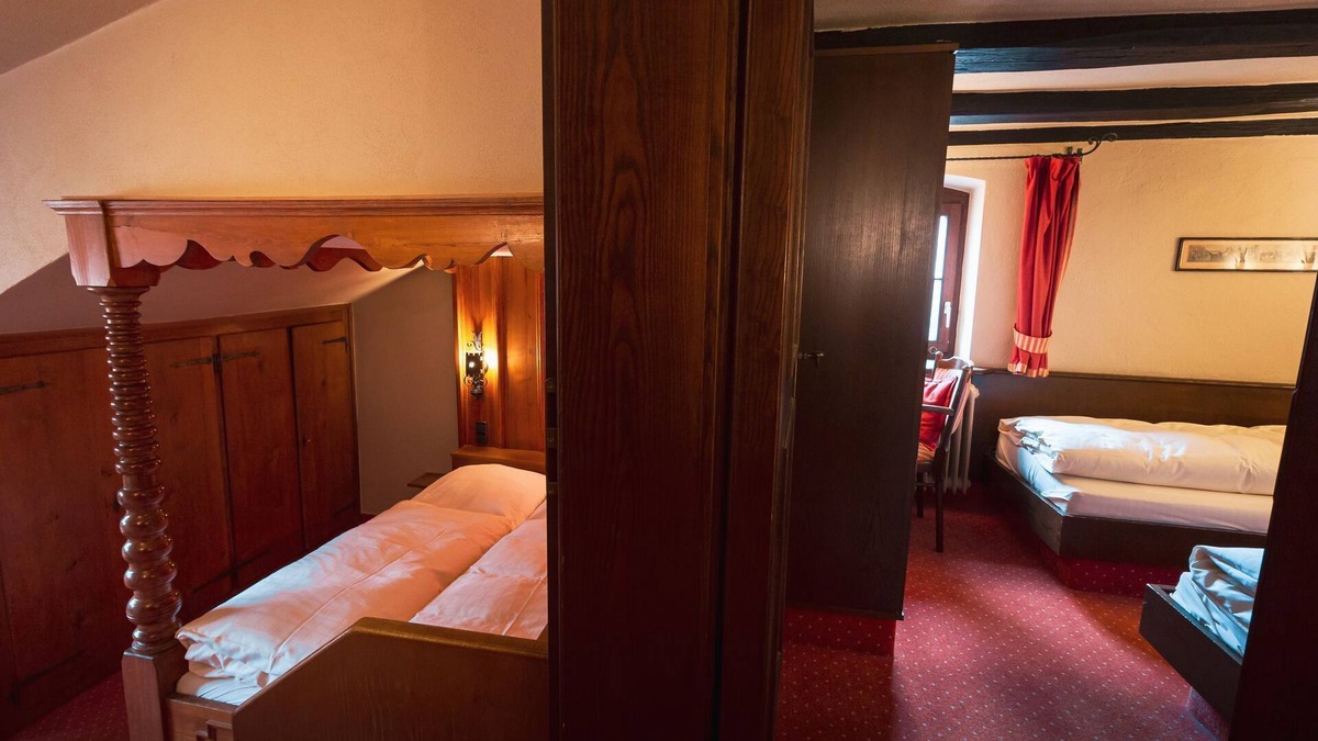 Neckarzimmern House | Family room Tower room with view of the castle courtyard - Hotel-Restaurant Burg Hornberg