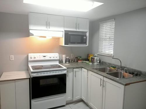 Surrey Newton House | Family Room with Attached Bathroom at King George Boulevard- Restaurants, Shopping, Transit at Walking Distance KG3