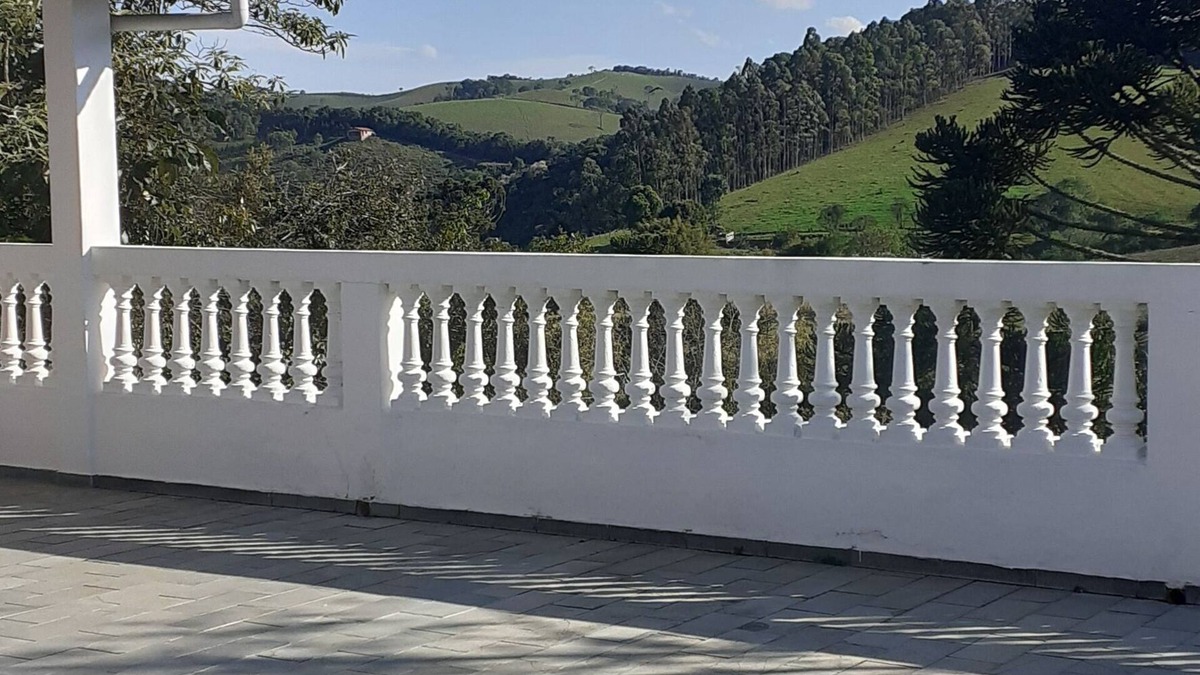 Cunha House | Family room with terrace