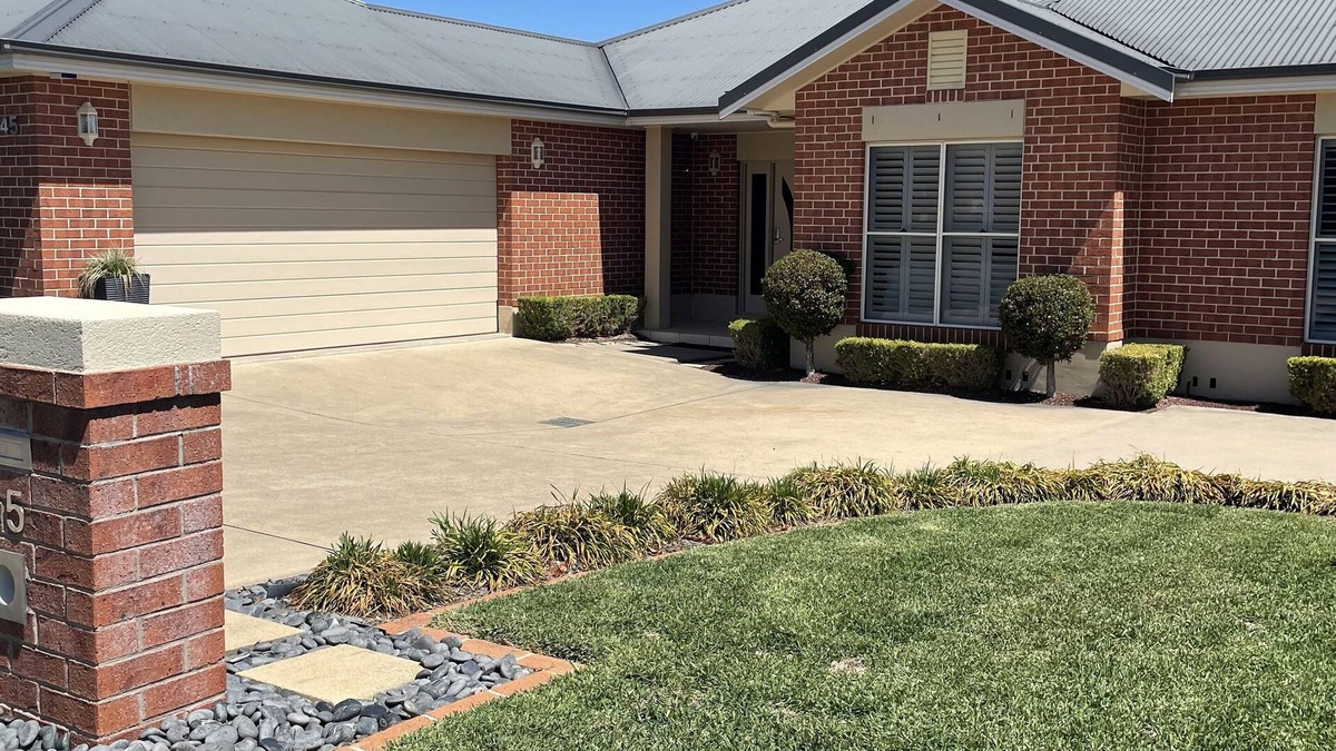 Hillvue House | Family size house on Longyard golf course 5 minutes to AELEC sporting precinct