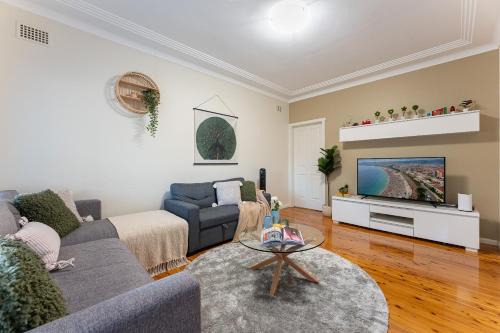 North Ryde House | Family-Sized Comfort - 4 bedroom House Near Macquarie & Metro