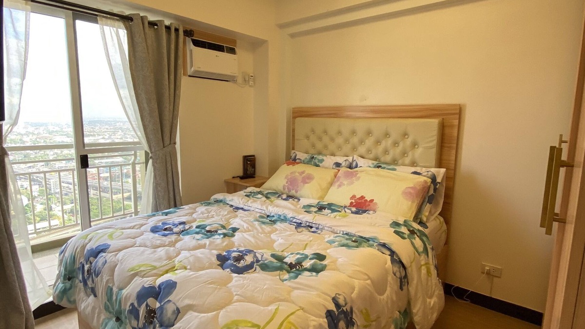 A. Bonifacio Condo | Family-sized condo w/hot shower, Wi-Fi, TV, terrace on 39F