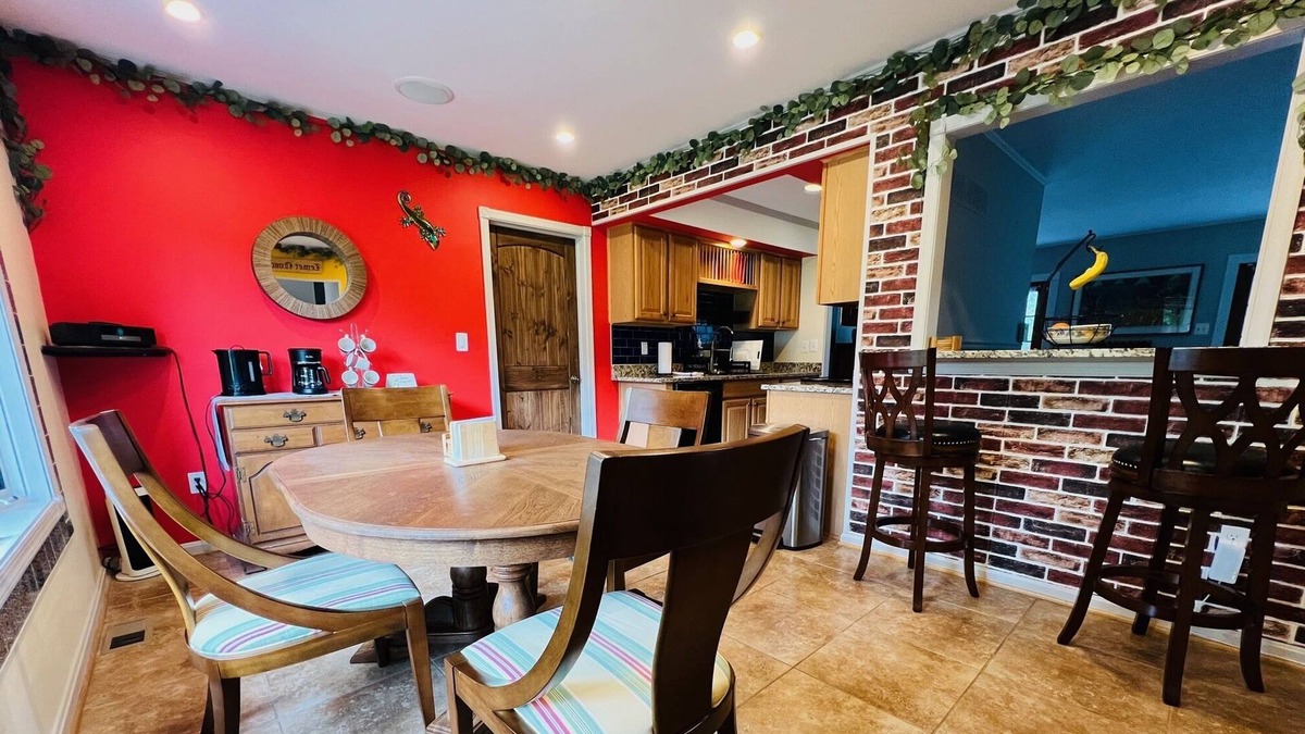 Annapolis House | Family Sized Contemporary in Spacious Neighborhood