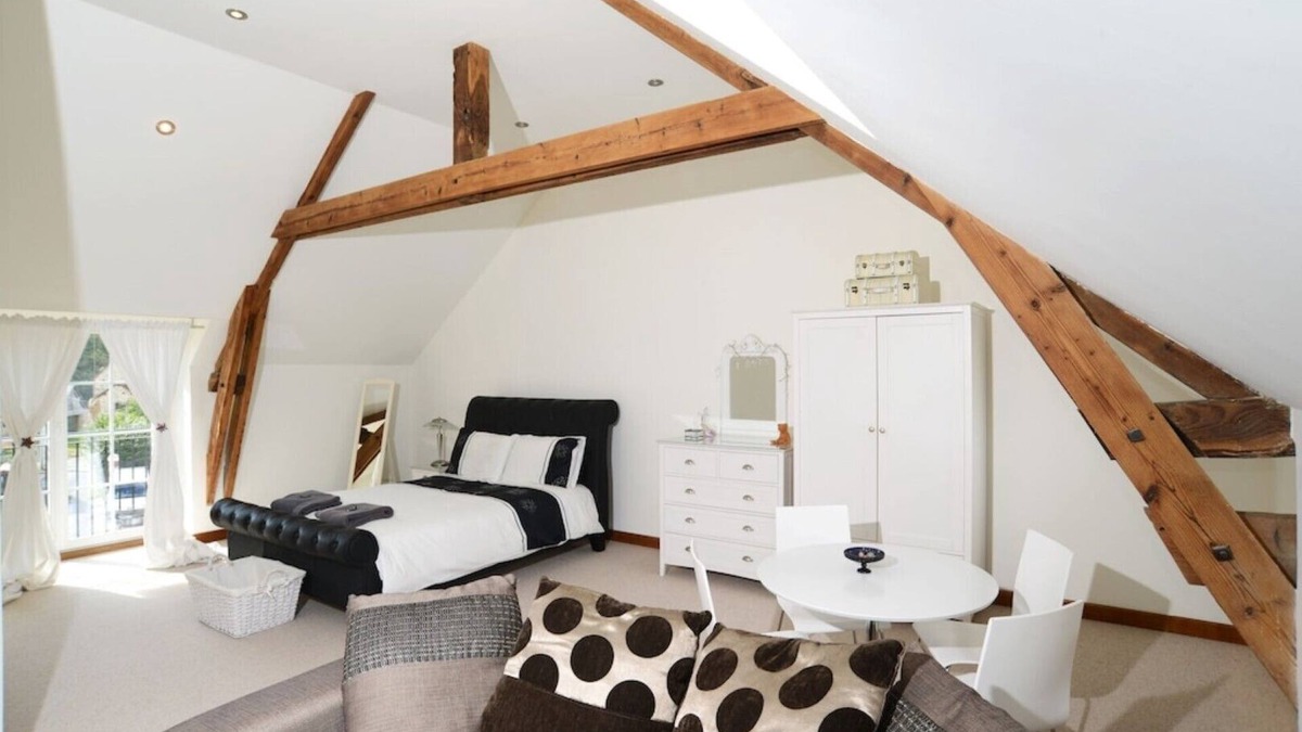 Desertines House | Family sized Holiday Home - 5 big bedrooms | pool | games room | WIFI | no pets