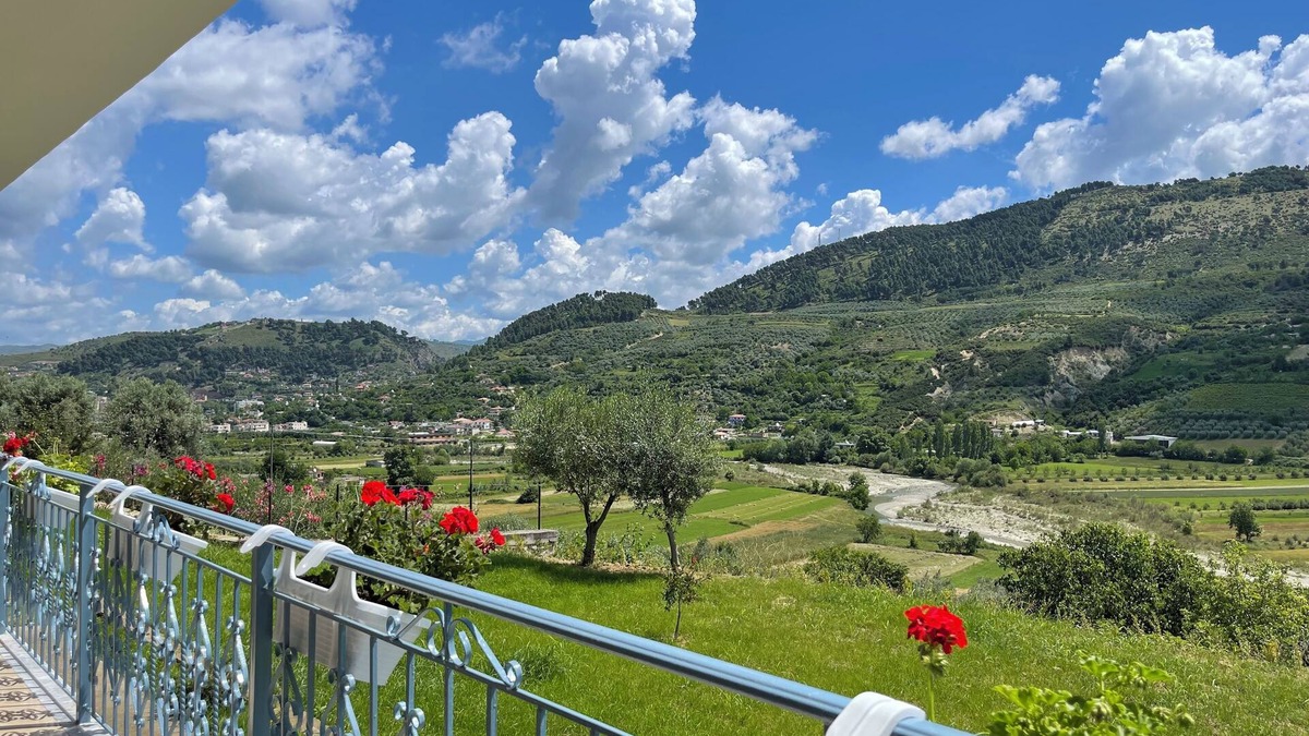 Berat Villa | Family - sized villa , pet friendly , city and castle view with a big garden !