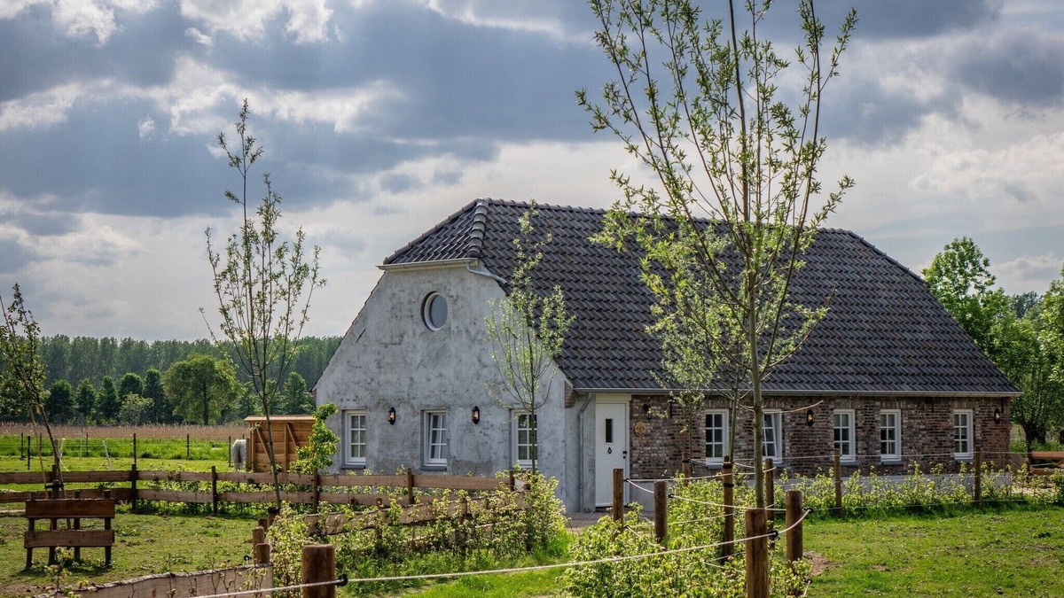De Bus House | Family Stable Home Surrounded by Beauty