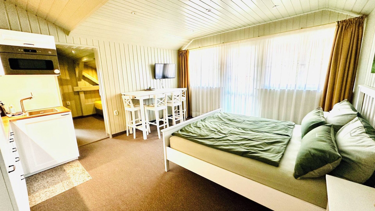 Kuhnhausen Bed & Breakfast | Family studio Urpflanzen in the organic garden B&B Kastanienhof just outside Erfurt