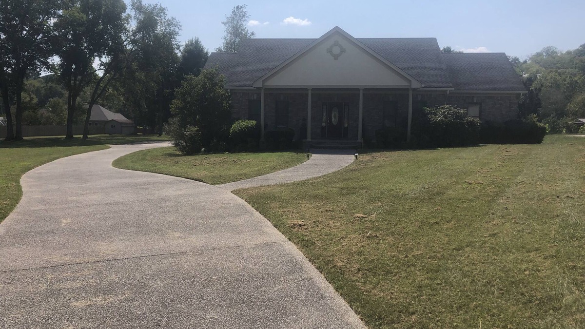 Goodlettsville House | Family style one level home with a modern flair on a one acre lot.