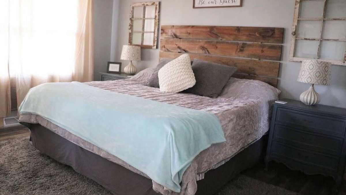 St. Joseph Apartment | Family suite sleeps 11! We are near Champaign-Urbana 4 bedrooms & 2.5 bathrooms