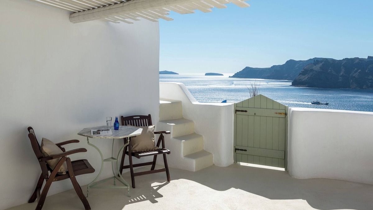 Oia Hotel | Family Suite with Private Whirlpool & Caldera View
