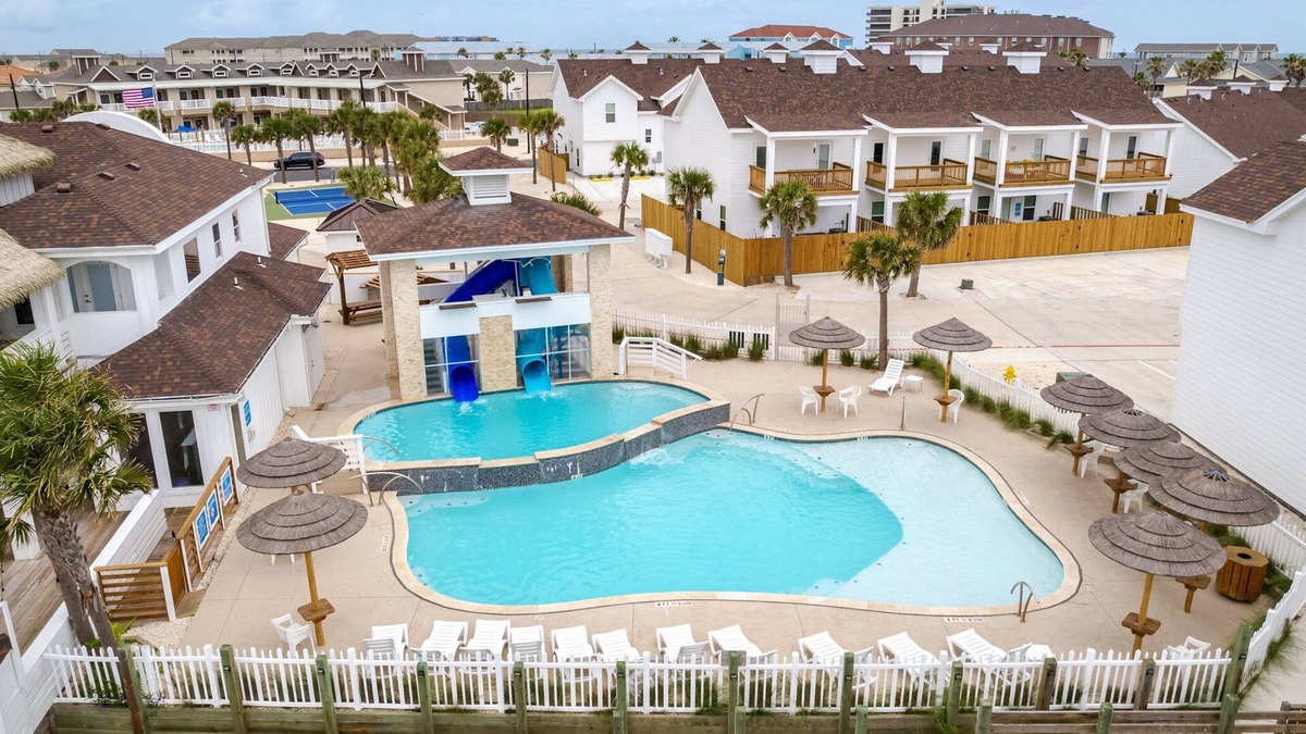 Corpus Christi House | Family Summer Spot! @ The Crab Shack, Close Walk To Beach! Pool! Sunset Deck!
