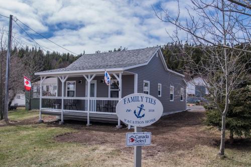 Twillingate House | Family Ties Vacation Home - Greenham House