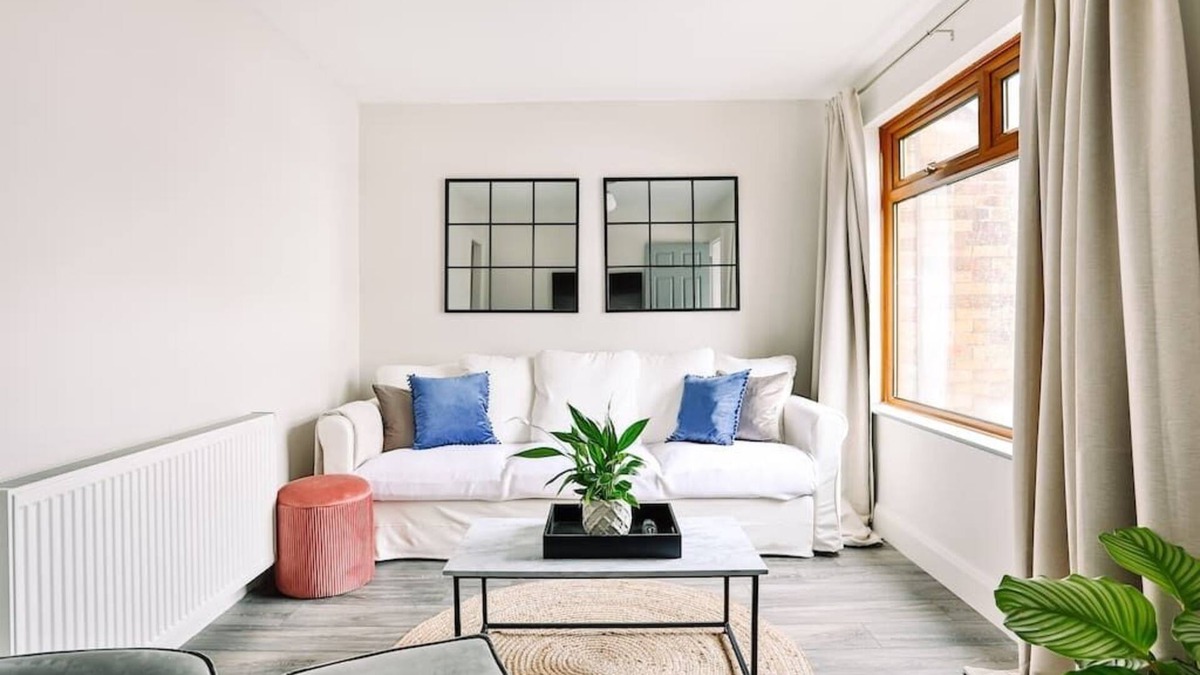 Cathedral Quarter House | FAMILY TOWN HOUSE (with garden & parking)