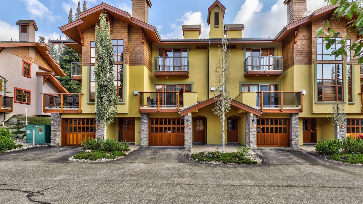 Sun Peaks House | Family Townhome, Ski-in/Ski-out, Hot Tub, Modern Kitchen
