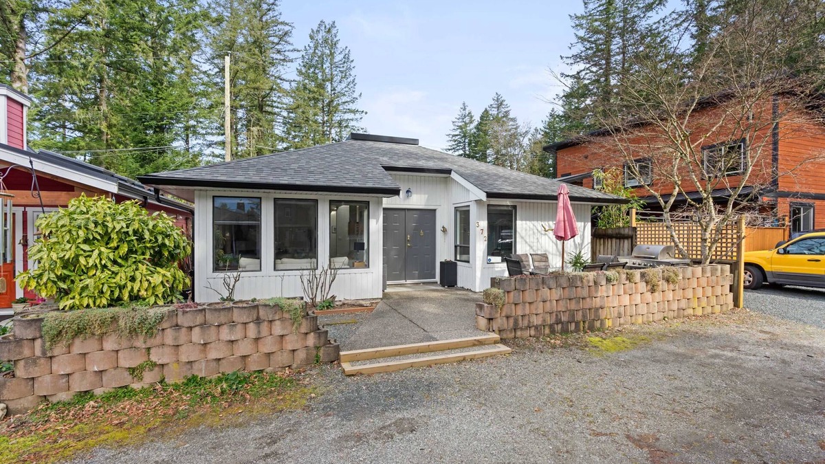 Cultus Lake House | Family vacation home at Cultus Lake - Pet Friendly