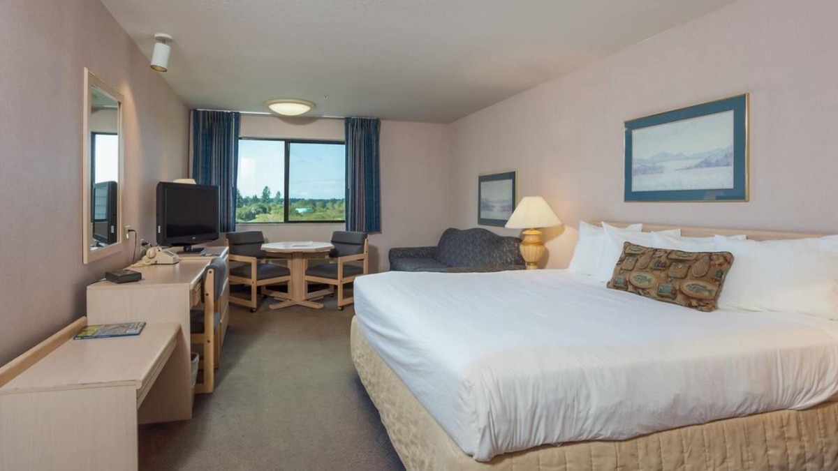 Warrenton House | Family Vacay! Comfy Unit, Pool, Sauna and Gym