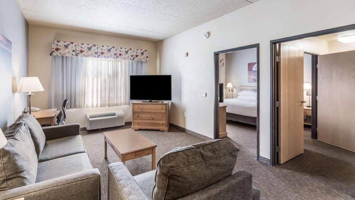 Palm Valley Hotel | Family Vacay! Spacious Unit, Pool, Free Breakfast, Wifi, and Parking